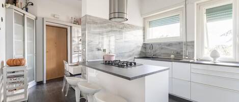 Réfrigérateur, micro-ondes, lave-vaisselle, cafetière/bouilloire