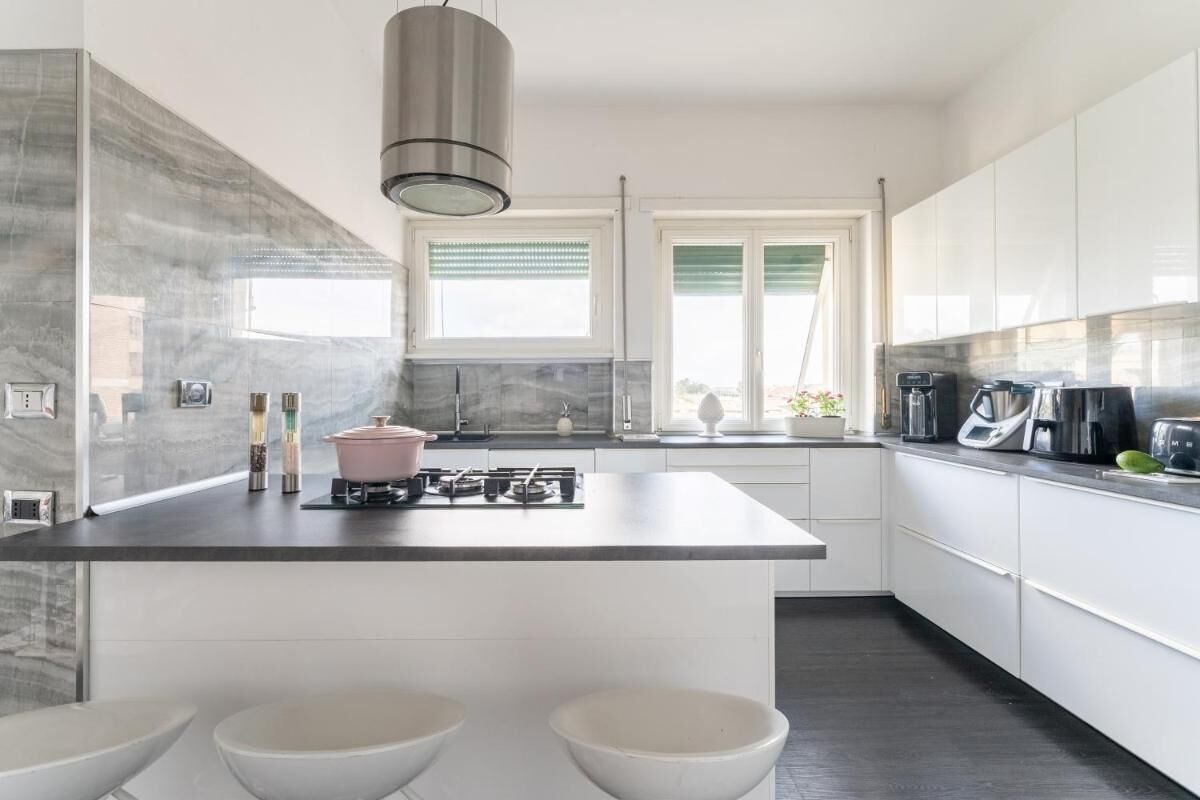 Kjøleskap, mikrobølgeovn, oppvaskmaskin og kaffetrakter/tekoker