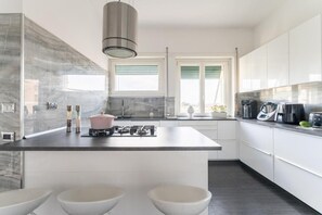 Kjøleskap, mikrobølgeovn, oppvaskmaskin og kaffetrakter/tekoker