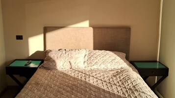 1 habitación, tabla de planchar con plancha y ropa de cama