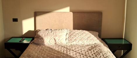 1 dormitorio, tabla de planchar con plancha, ropa de cama