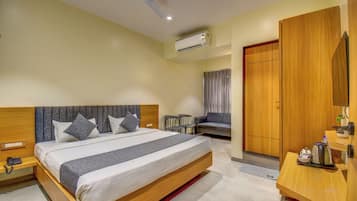 Phòng đôi Executive | Bàn, khu vực làm việc phù hợp cho laptop