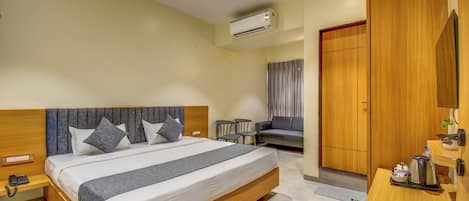 Executive Double Room | Desk, laptop workspace, free WiFi, bed sheets