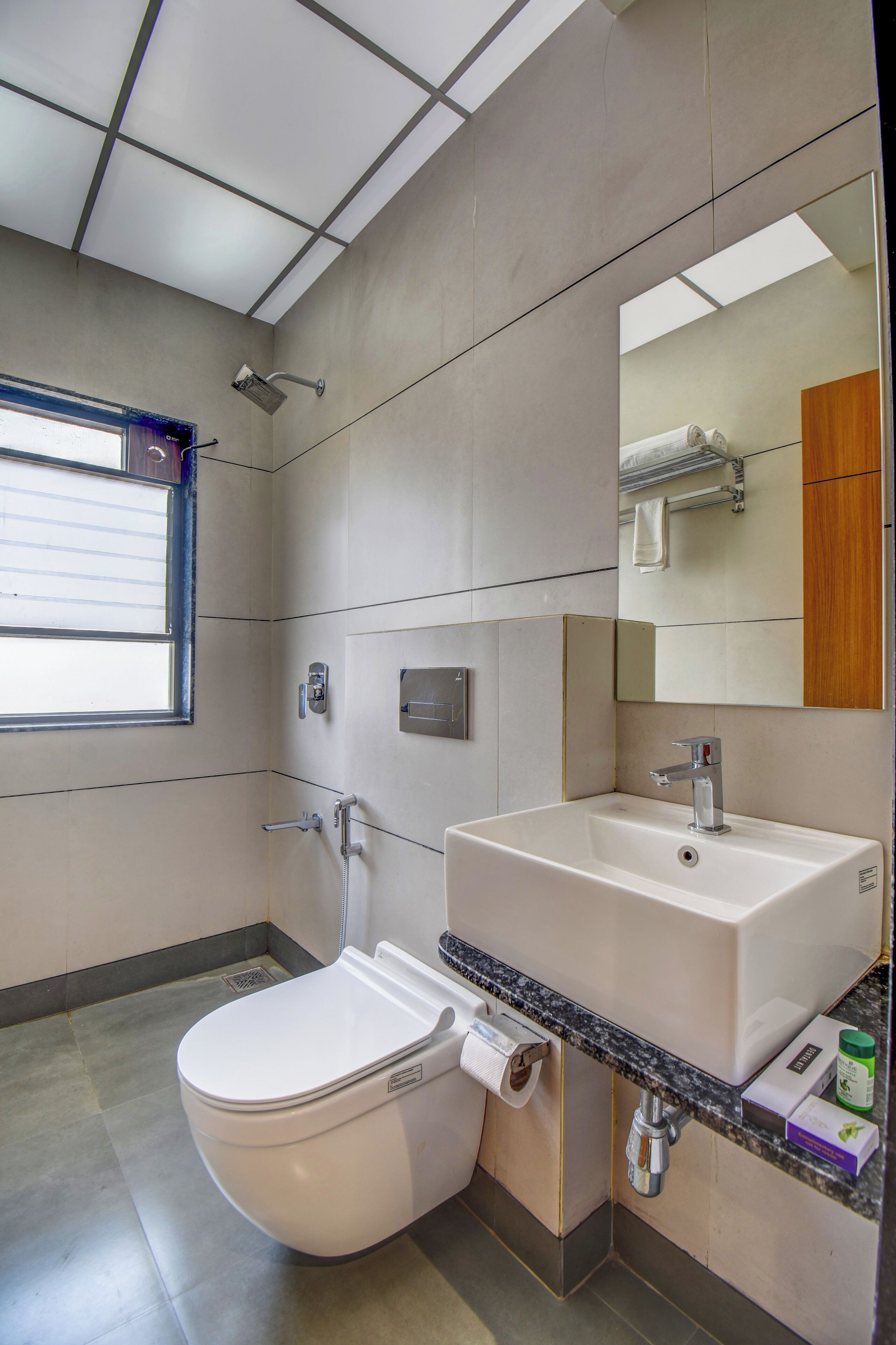 Habitación ejecutiva doble | Baño | Ducha, toallas, jabón y champú