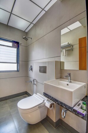 Kamar Double Eksekutif | Kamar mandi | Shower, handuk, sabun, dan sampo