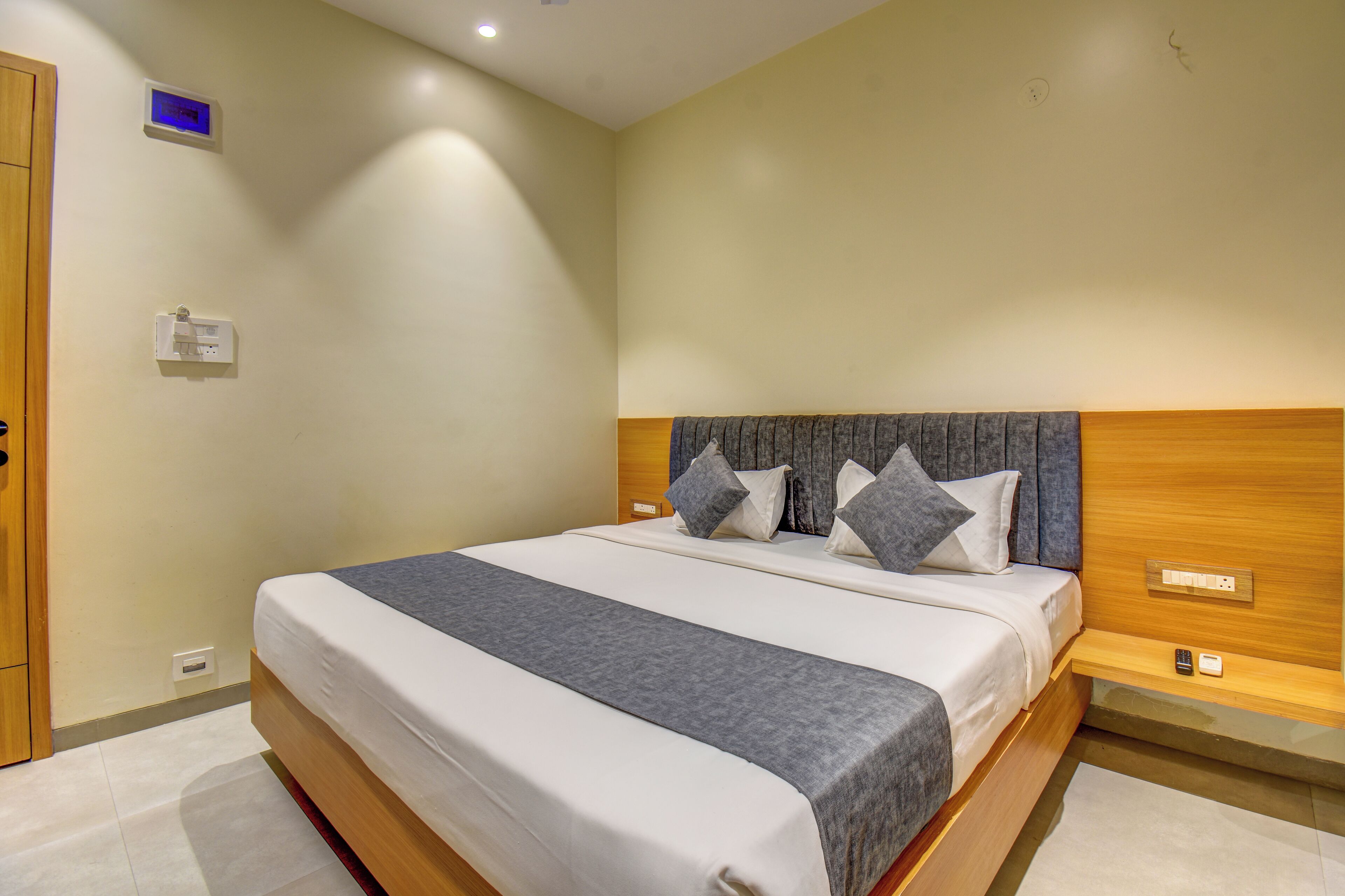 Executive Double Room | Desk, laptop workspace, free WiFi, bed sheets