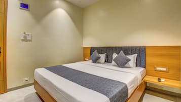 Executive Double Room | Desk, laptop workspace, free WiFi, bed sheets