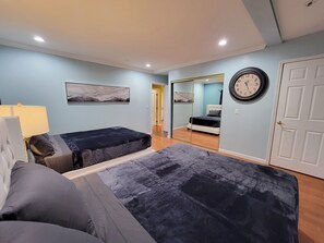 3 室のベッドルーム、デスク、アイロン / アイロン台、WiFi (無料)