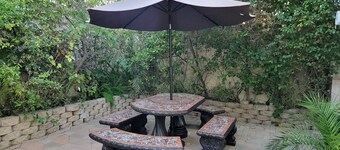 3 bedroom private guest suite by Mr C Hotel, Safe A+ area with Patio, WiFi, TV