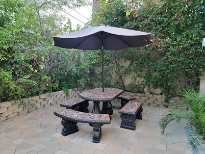 3 bedroom private guest suite by Mr C Hotel, Safe A+ area with Patio, WiFi, TV