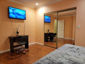 3 bedrooms, desk, iron/ironing board, free WiFi