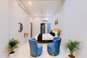 Family Room | Desk, WiFi (free)