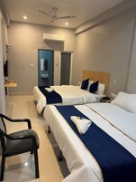 Family Room | Desk, free WiFi