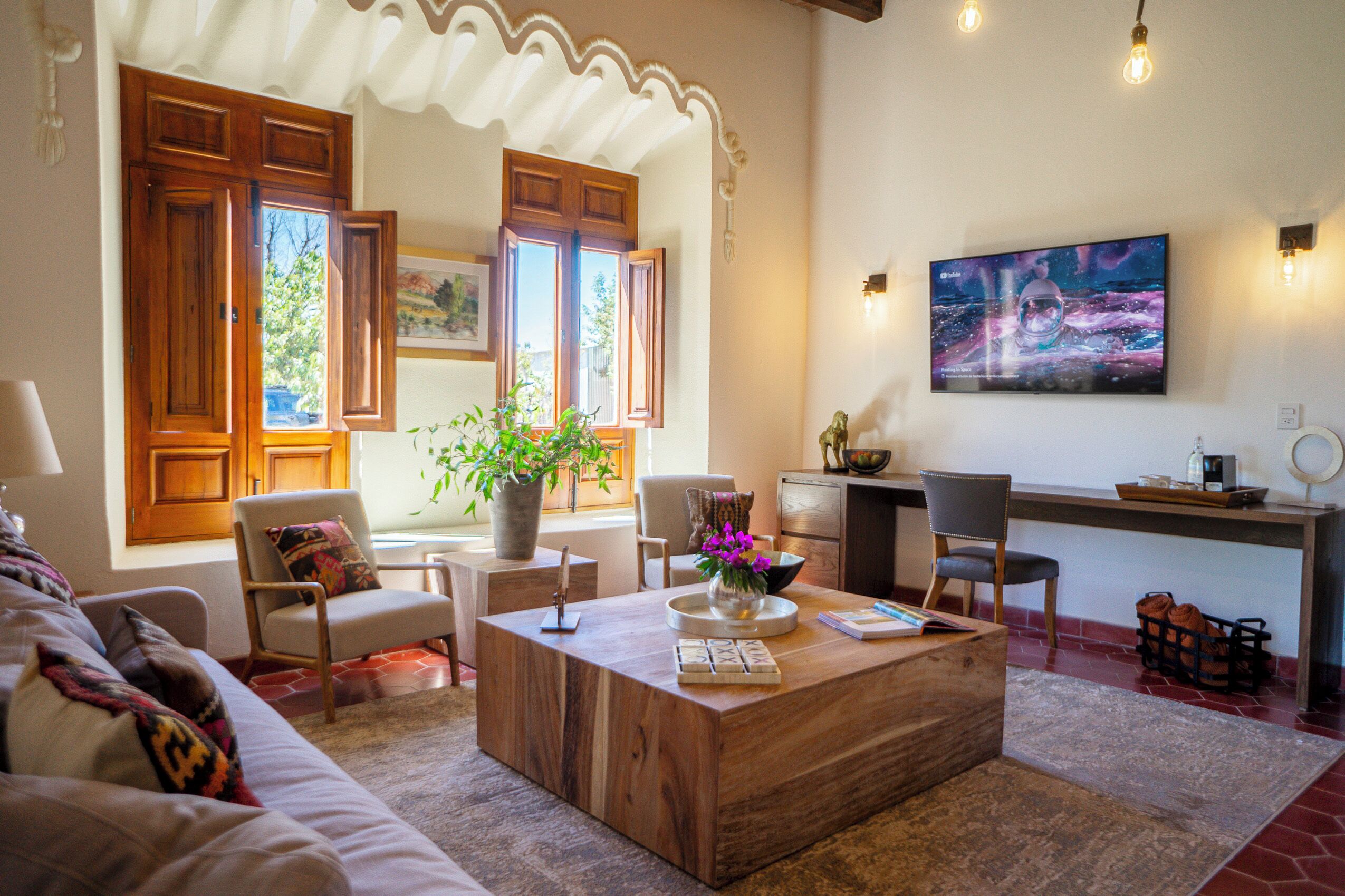 Habitación Deluxe, patio | Área de sala de estar | Televisión 