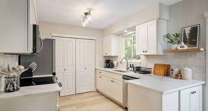 Exquisite Single Level Retreat on Half-Acre, All New Decor and Furnishing, Pet Friendly, Open Layout