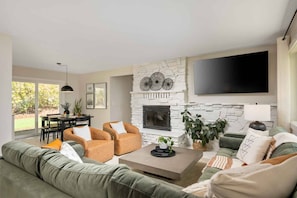 Smart TV - Exquisite Single Level Retreat on Half-Acre, All New Decor and Furnishing, Pet Friendly, Open Layout (Tigard)