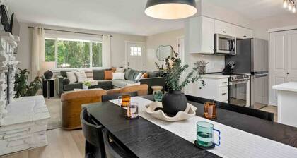 Exquisite Single Level Retreat on Half-Acre, All New Decor and Furnishing, Pet Friendly, Open Layout