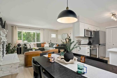 Exquisite Single Level Retreat on Half-Acre, All New Decor and Furnishing, Pet Friendly, Open Layout