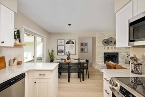 Fridge, microwave, oven, stovetop - Exquisite Single Level Retreat on Half-Acre, All New Decor and Furnishing, Pet Friendly, Open Layout (Tigard)