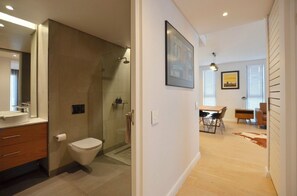 Sèche-cheveux, serviettes fournies, savon, papier toilette