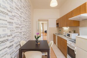 Apartamento família, 1 quarto, para não fumantes, vista para o jardim | Cozinha privada | Geladeira grande, micro-ondas, fogão, cooktop