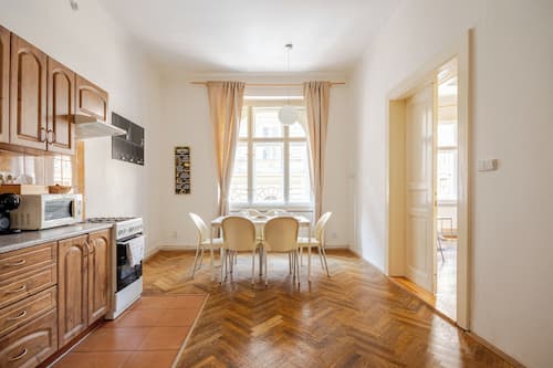 Appartement familial, 2 chambres, non-fumeur, vue sur la ville | Aire de séjour | Téléviseur connecté de 42 po avec télévision numérique, Netflix