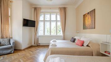 Appartamento familiare, 2 camere da letto, non fumatori, vista città | Biancheria da letto ipoallergenica, copriletto in piuma, minibar