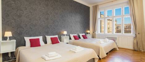 Familie appartement, 1 slaapkamer, niet-roken, uitzicht op tuin | Hypoallergeen beddengoed, donsdekens, een minibar, een kluis op de kamer