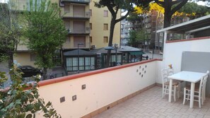 Outdoor dining - Studio apartment on the main avenue of Lido degli Estensi a few meters from the sea (Lido degli Estensi)