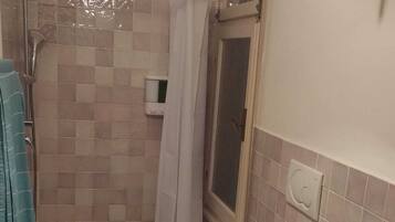 Dusche, Haartrockner, Bidet, Seife