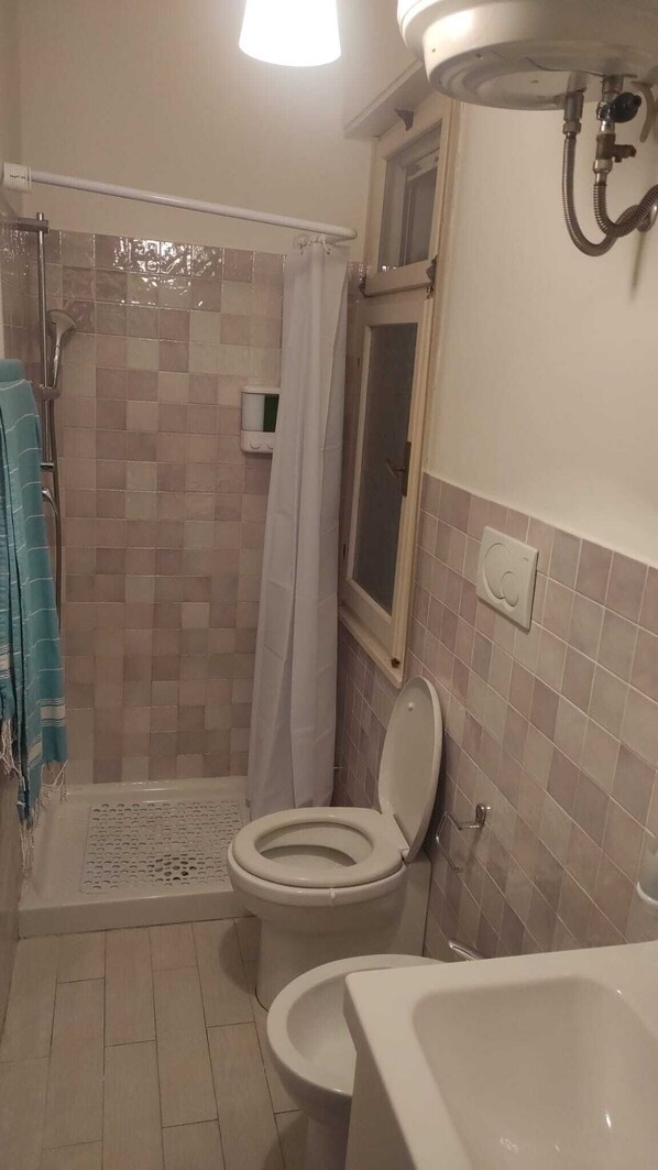 Shower, hair dryer, bidet, soap - Studio apartment on the main avenue of Lido degli Estensi a few meters from the sea (Lido degli Estensi)