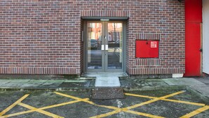 A brick building with a red door and a fire alarm box. - Host Stay Mariposa Waterloo (Liverpool)