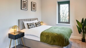 A bedroom with a bed, bedside tables, a window, and a potted plant. - Host Stay Mariposa Waterloo (Liverpool)