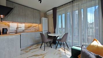 Studio Suite tiện nghi đơn giản, quang cảnh công viên | Phòng cách âm, bàn ủi/dụng cụ ủi quần áo