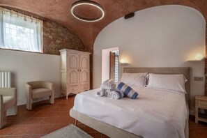 7 bedrooms, iron/ironing board, travel cot, free WiFi