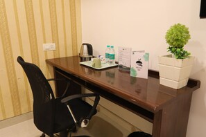 Habitación superior, vistas a la ciudad | Ropa de cama de alta calidad y escritorio