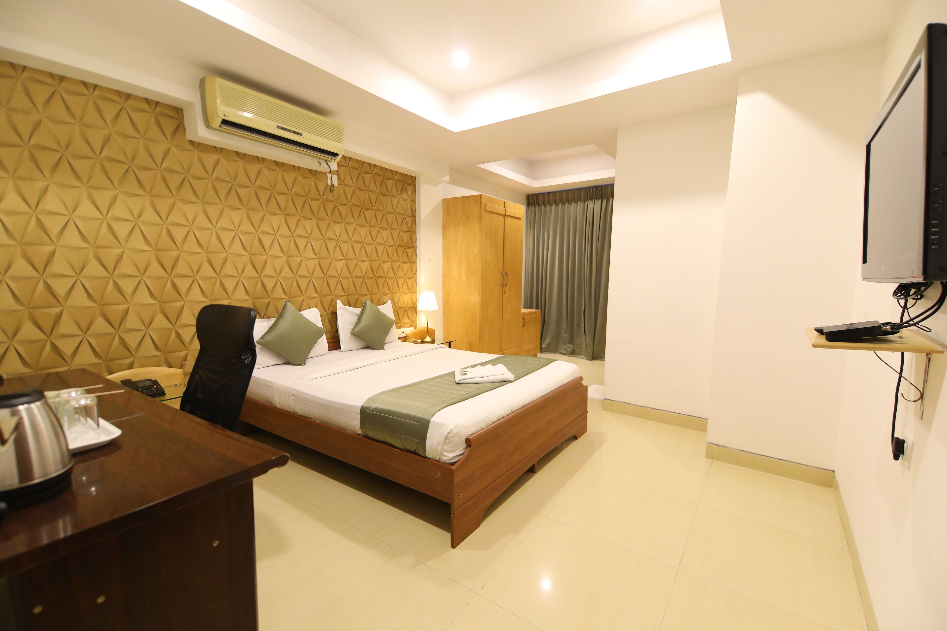 Phòng Executive | Bộ đồ giường cao cấp, bàn, khu vực làm việc phù hợp cho laptop 