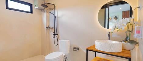 Une salle de bain moderne équipée de toilettes, d’une douche et d’un lavabo.