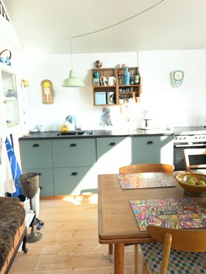 Réfrigérateur, four, plaque de cuisson, lave-vaisselle