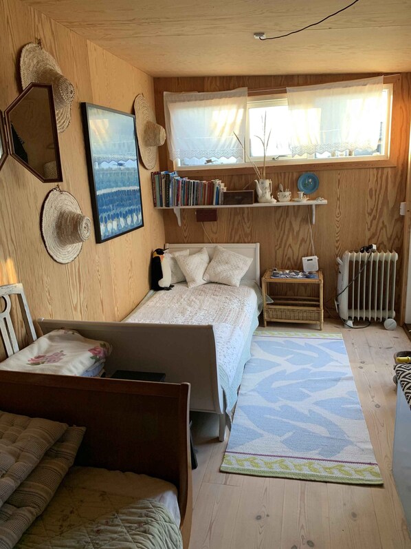 2 bedrooms, iron/ironing board, free WiFi