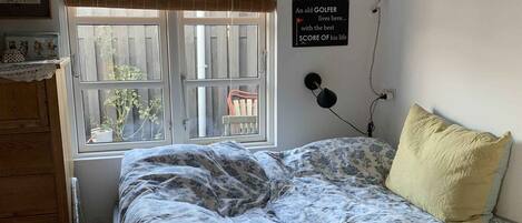 2 bedrooms, iron/ironing board, free WiFi