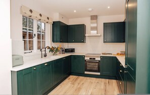House | 13 bedrooms, desk
