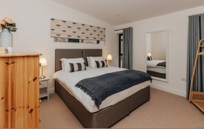House | 13 bedrooms, desk
