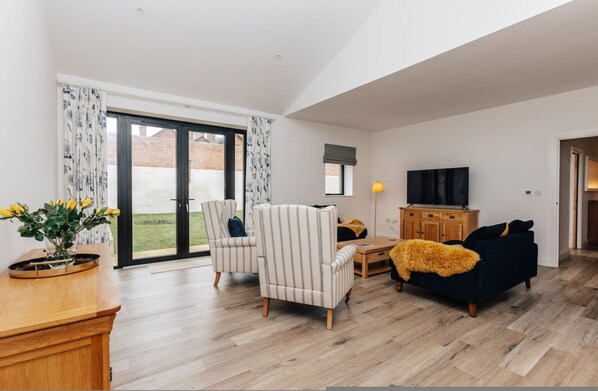 House | 13 bedrooms, desk