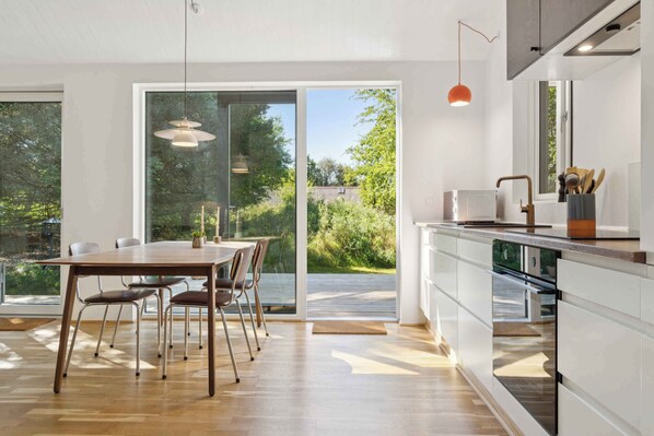 Fridge, oven, stovetop, dishwasher