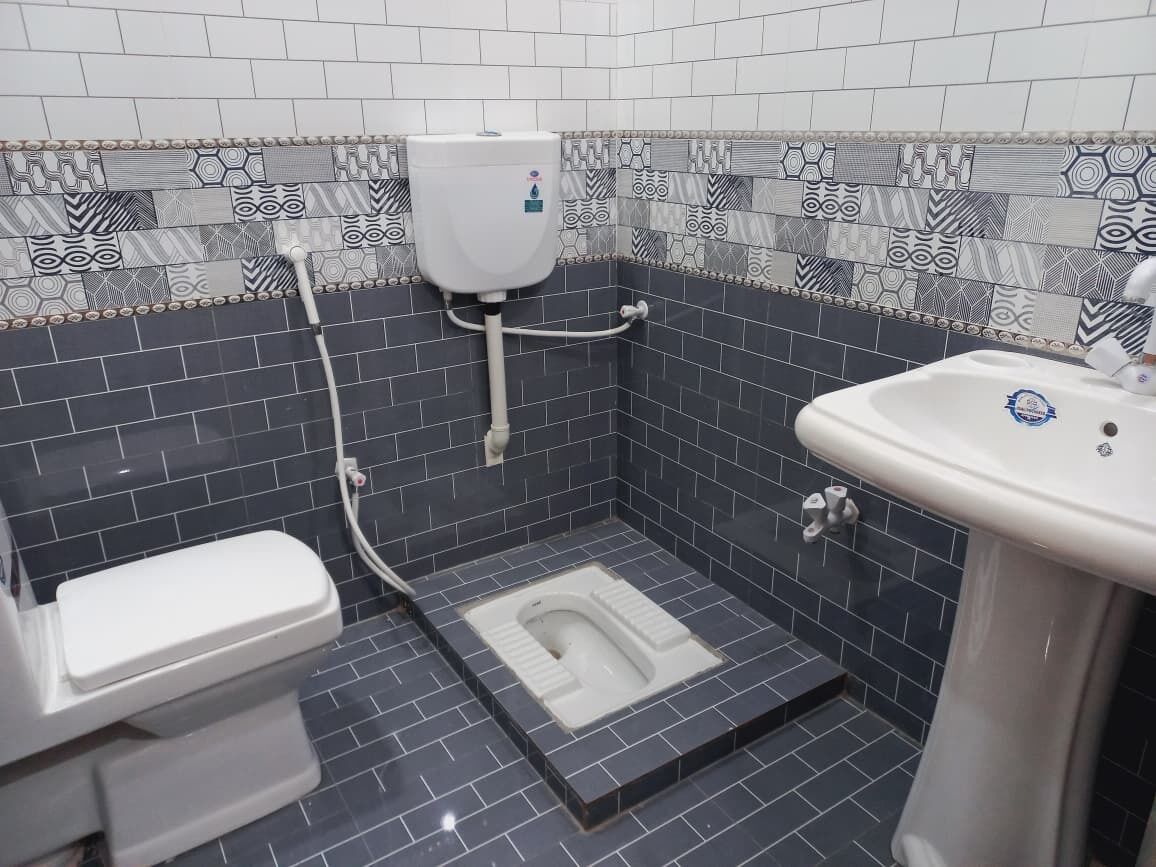 Serviettes fournies, savon, shampoing, papier toilette