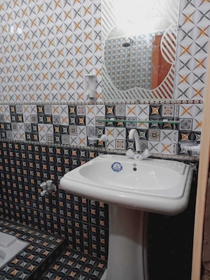 Deluxe Double Room | Bathroom