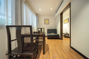 Family Suite, City View | Living area - Qixin Xianting Hotel (Xiangxi)