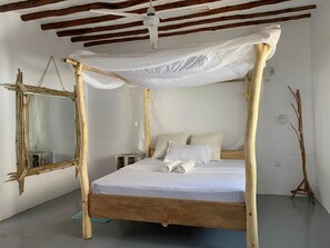 Deluxe suite, uitzicht op de binnenplaats | 1 slaapkamer, een laptopwerkplek, een strijkplank/strijkijzer