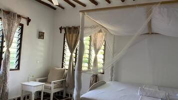 Laptop workspace, iron/ironing board, free WiFi